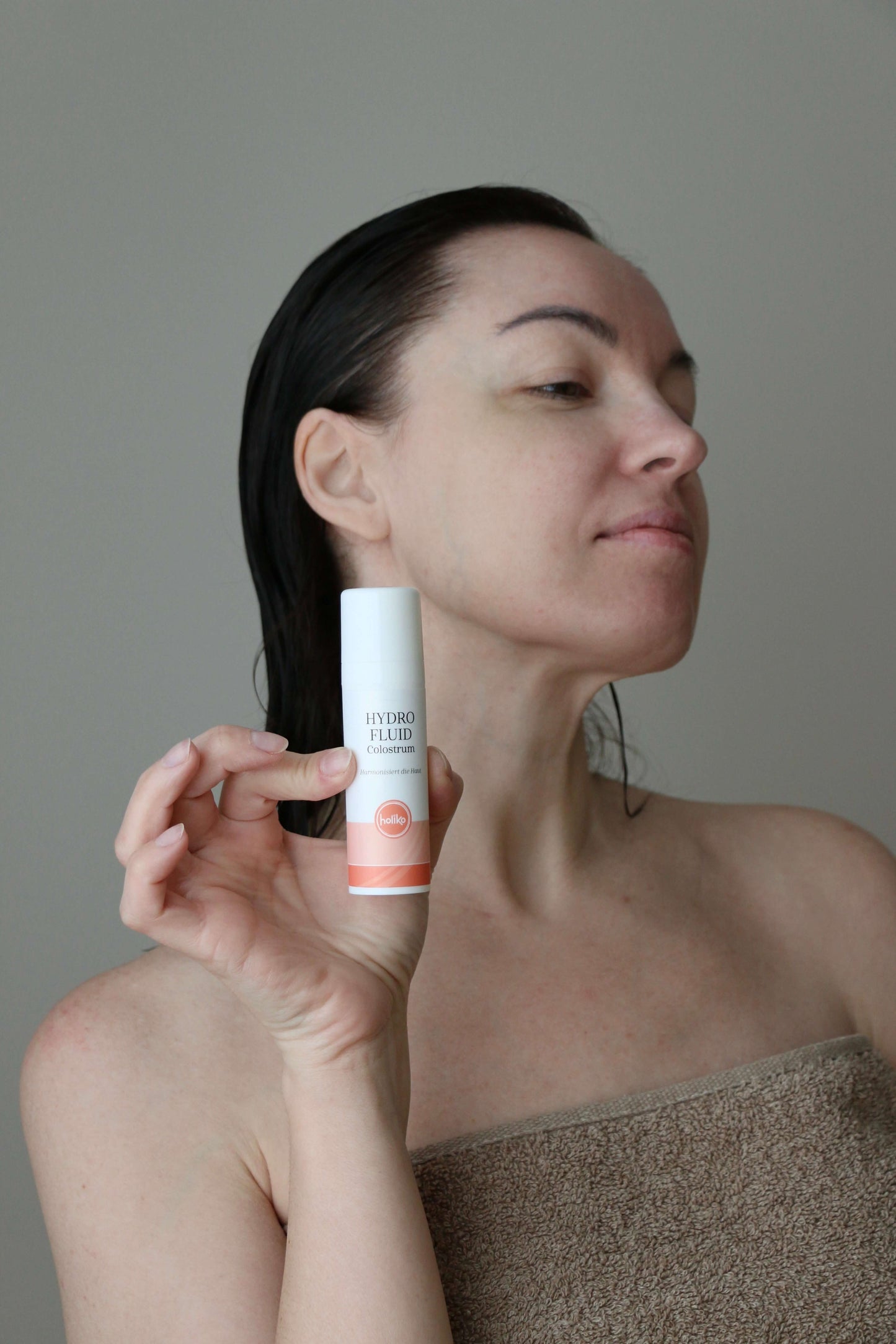 Leichtes Hydrofluid mit Kolostrum, Hyaluronsäure & Aprikosenöl. Spendet Feuchtigkeit, beruhigt empfindliche Haut & stärkt das Hautmikrobiom.